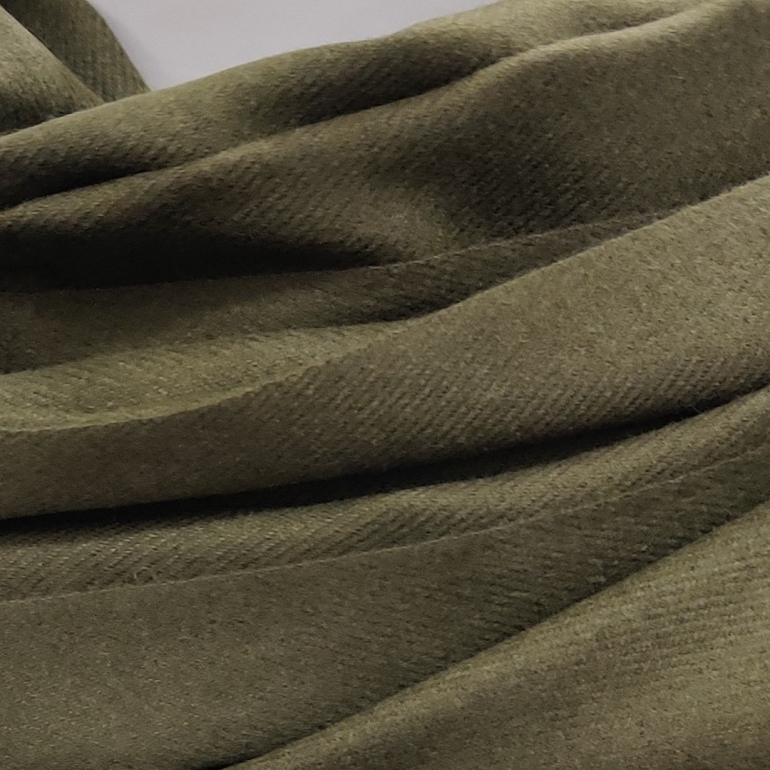 Armygrønt uld tørklæde med frynser