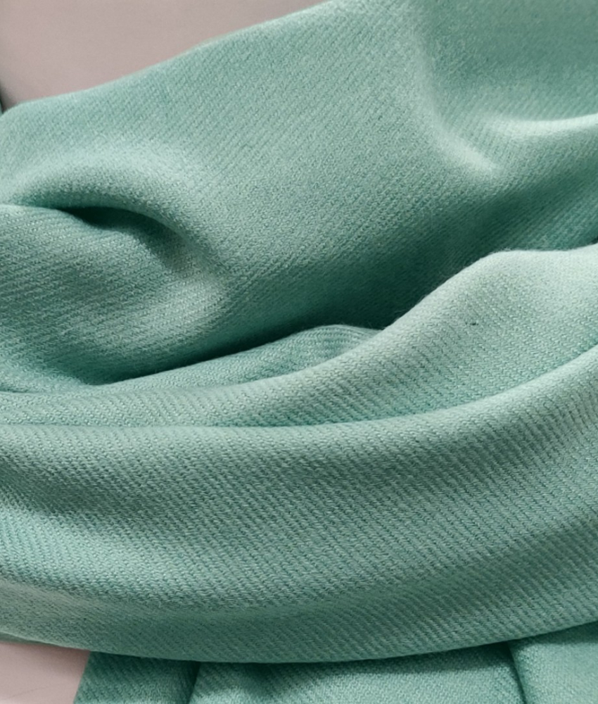 Mint grønt uld tørklæde med frynser