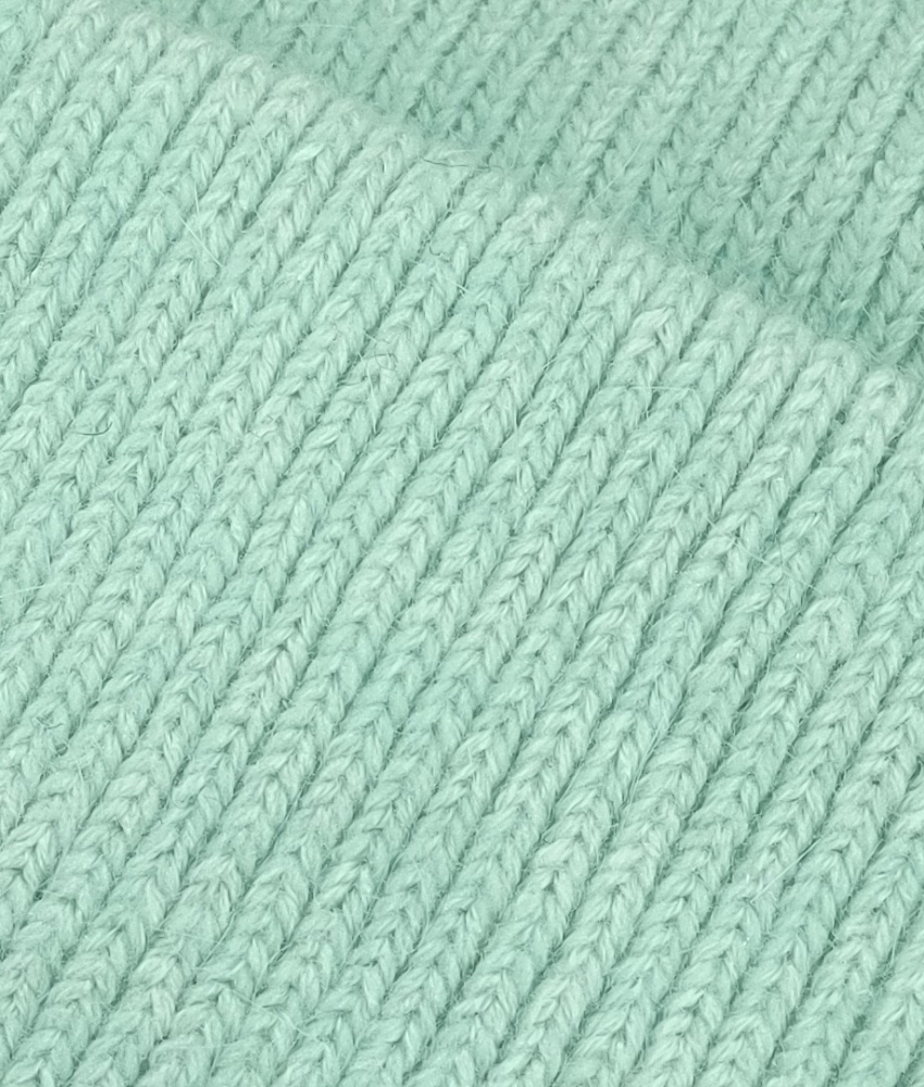 Mint grøn Strikket hue i blød angora blanding.