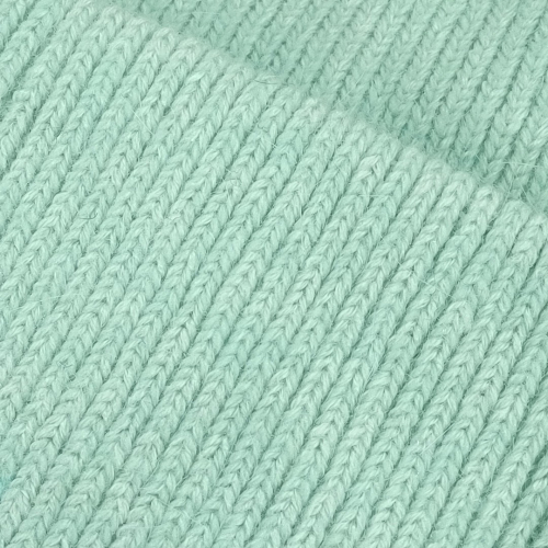 Mint grøn Strikket hue i blød angora blanding.
