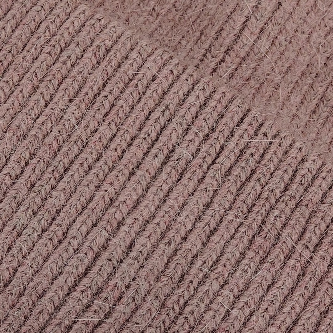 Gammel rosa Strikket hue i blød angora blanding.