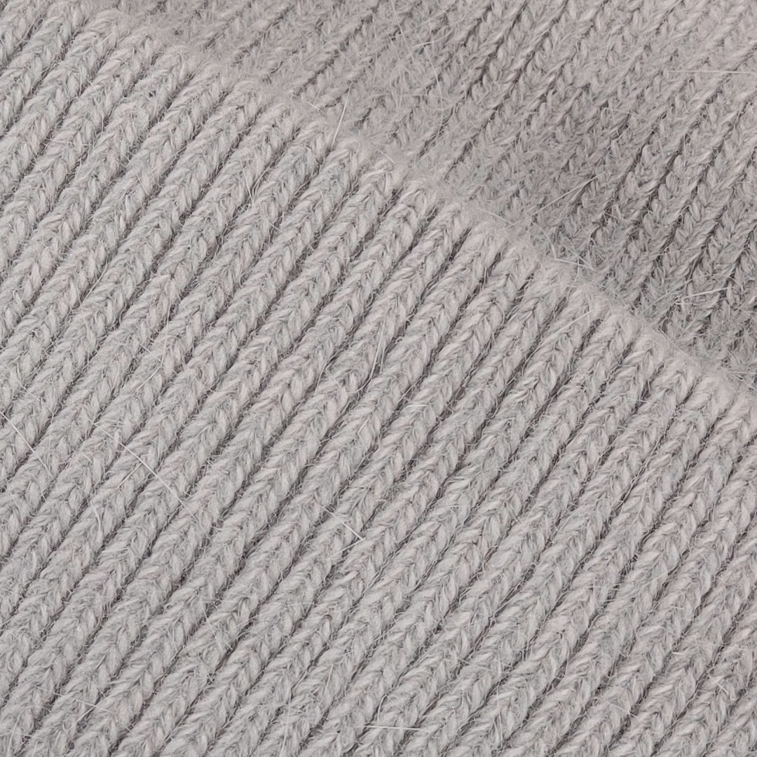 Lyse grå Strikket hue i blød angora blanding.