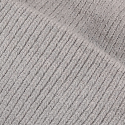 Lyse grå Strikket hue i blød angora blanding.