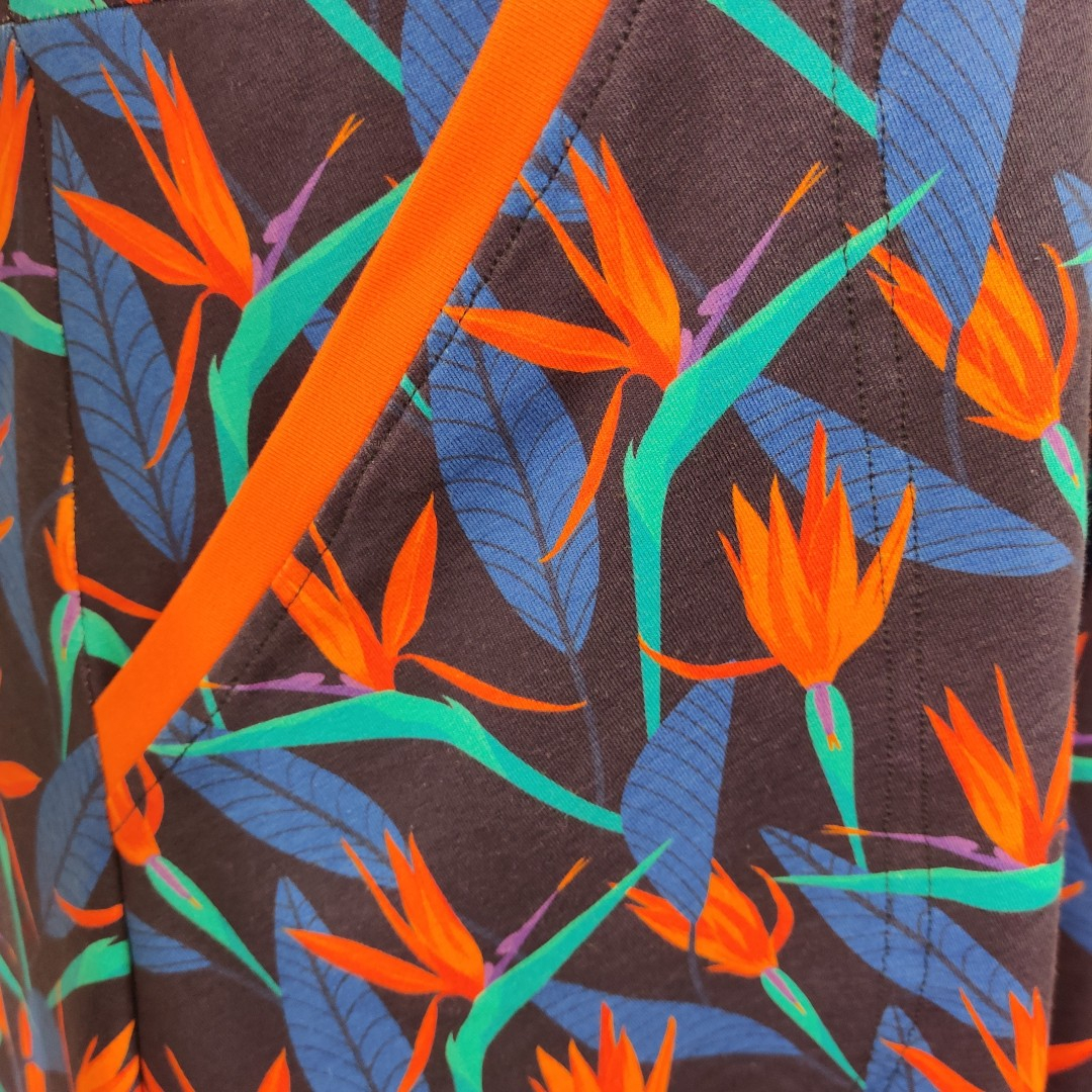 Genkei Blue Leaf. Blå plus size Kjole med blomster fra Amamiko