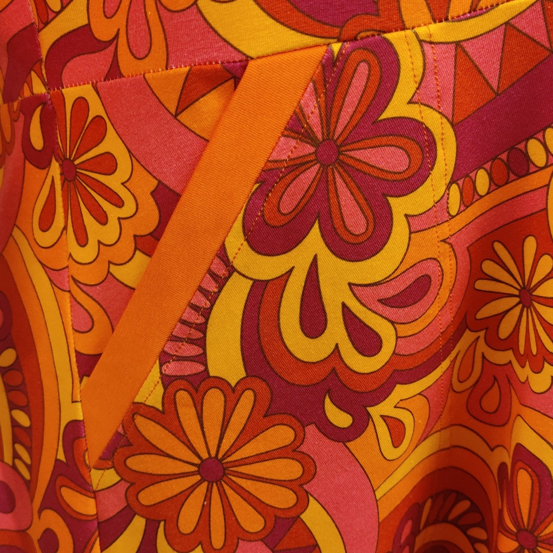 Ama Orange Flower. Plus size kjole med retro blomster fra Amamiko