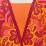 Ama Orange Flower. Plus size kjole med retro blomster fra Amamiko