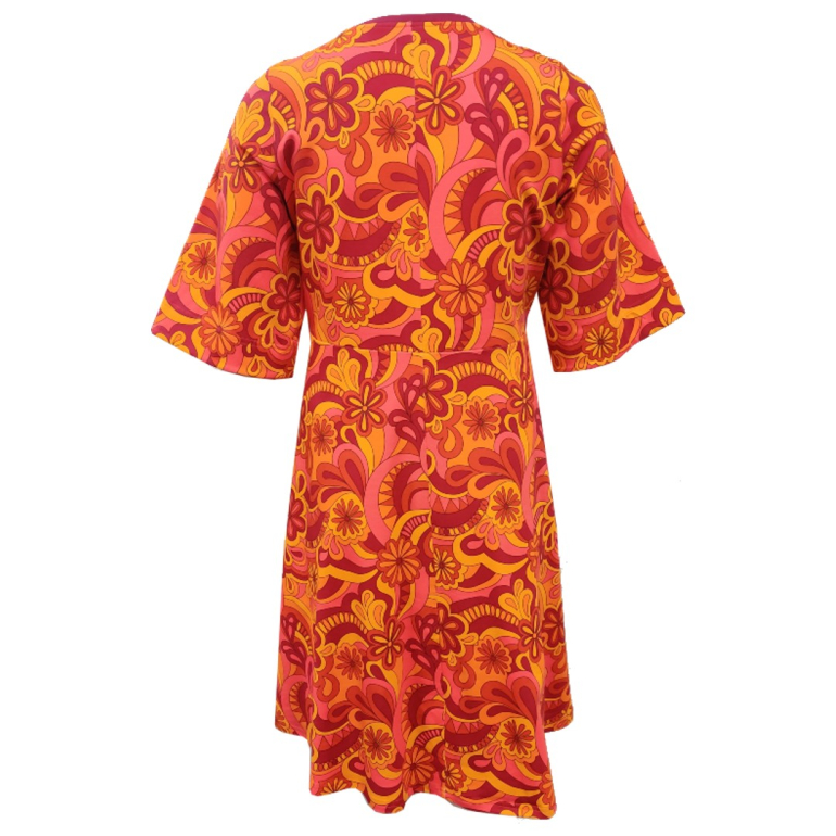 Ama Orange Flower. Plus size kjole med retro blomster fra Amamiko