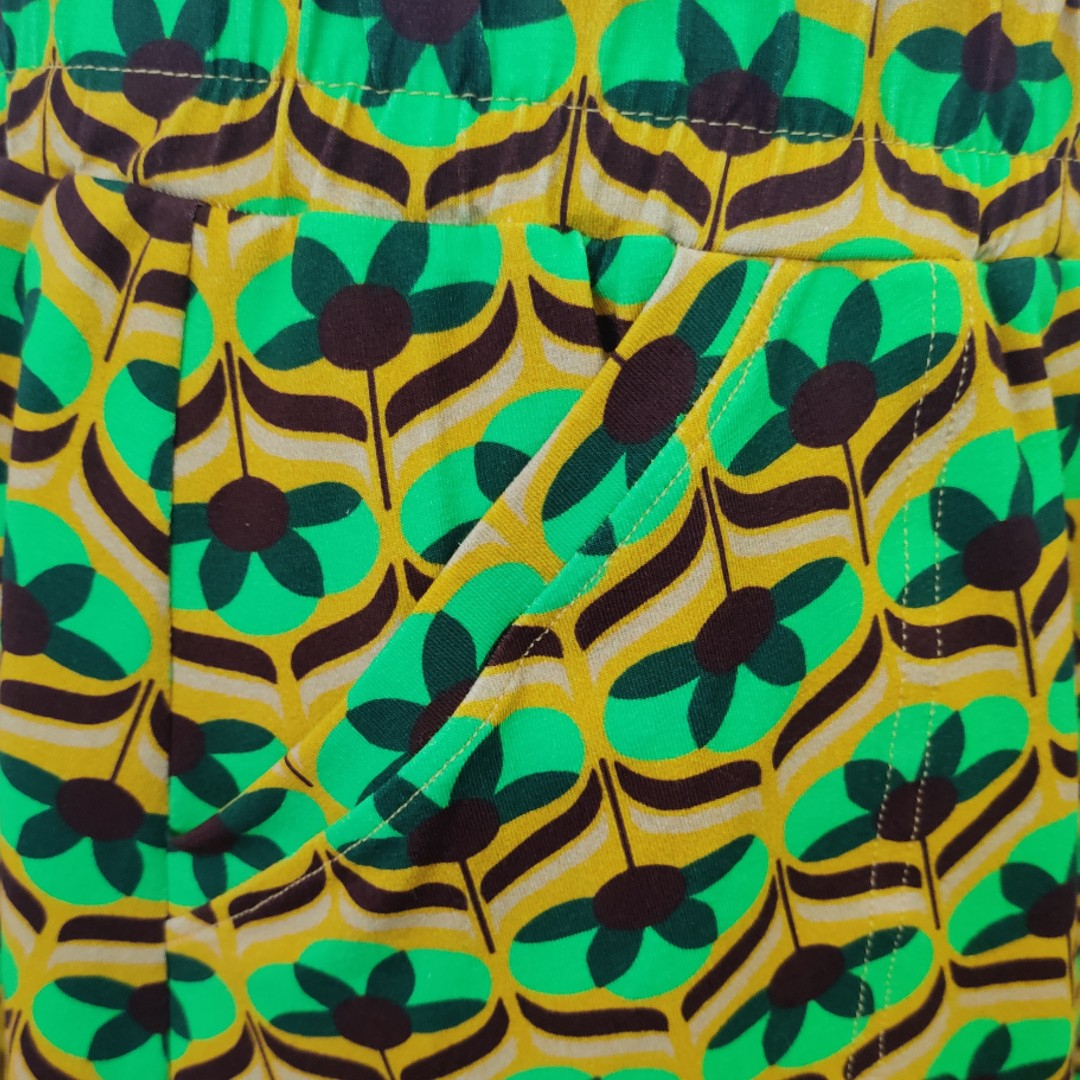 Kyoto Yellow Retro Flower. Midi Nederdel i store størrelser fra Amamiko.