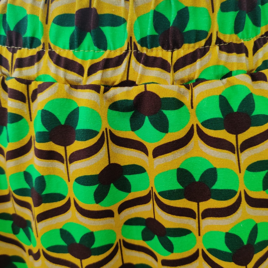 Kyoto Yellow Retro Flower. Midi Nederdel i store størrelser fra Amamiko.