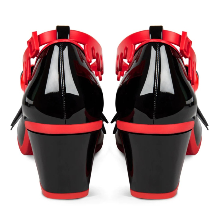 Mina Midi Heels sko fra Hot Chocolate Design. Sorte lak pumps med røde såler og detaljer.