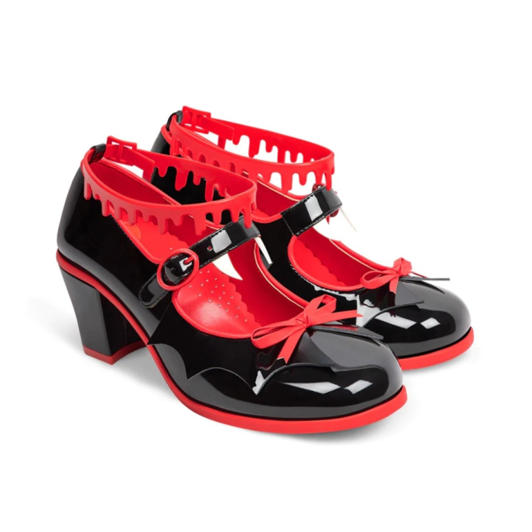 Mina Midi Heels sko fra Hot Chocolate Design. Sorte lak pumps med røde såler og detaljer.
