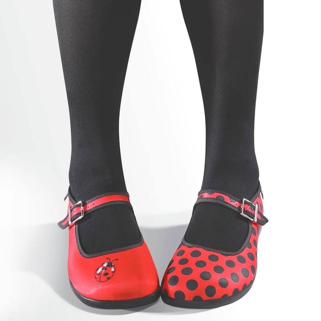 Lady Bug Mary Jane Sko fra Hot Chocolate Design. Flade røde sko med mariehøns.