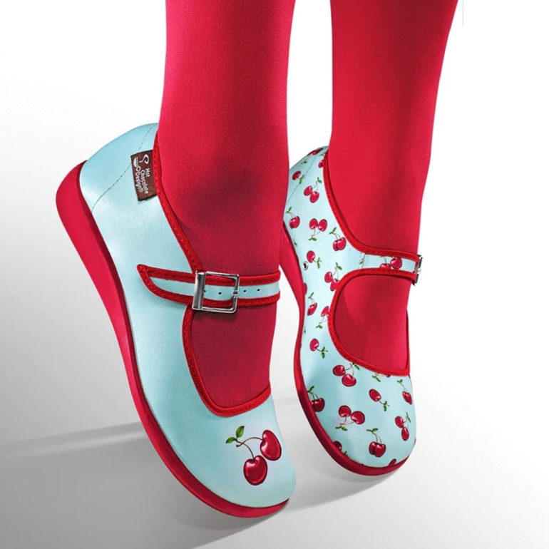 Cherry Mary Jane Sko fra Hot Chocolate Design. Lyseblå sko med flade såler og kirsebær.