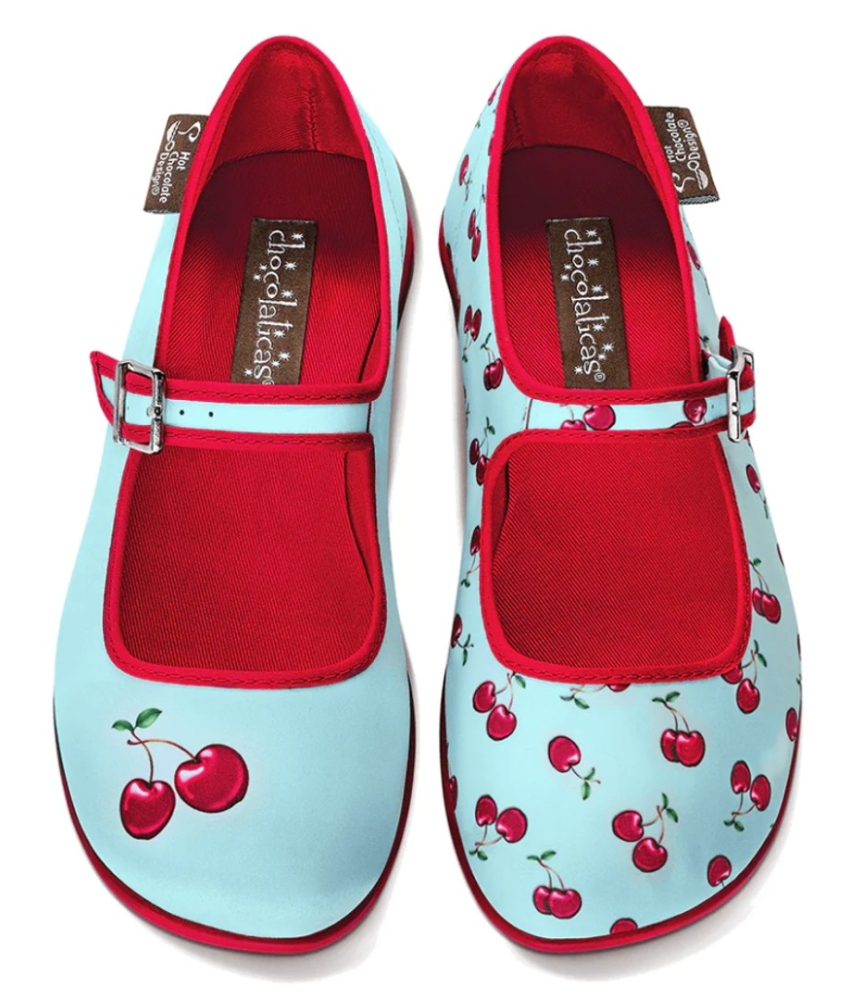 Cherry Mary Jane Sko fra Hot Chocolate Design. Lyseblå sko med flade såler og kirsebær.