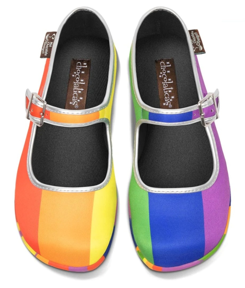 Pride Mary Jane Sko fra Hot Chocolate Design. Flade sko med striber i regnbue farver.