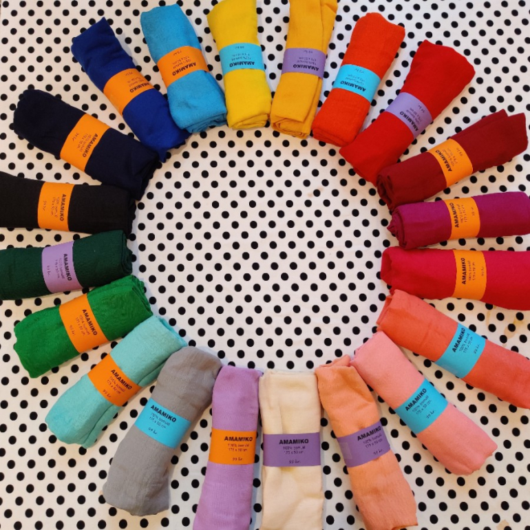 Let ensfarvet tørklæde i 100% bomuld
Tørklædet fås i 20 forskellige farver
