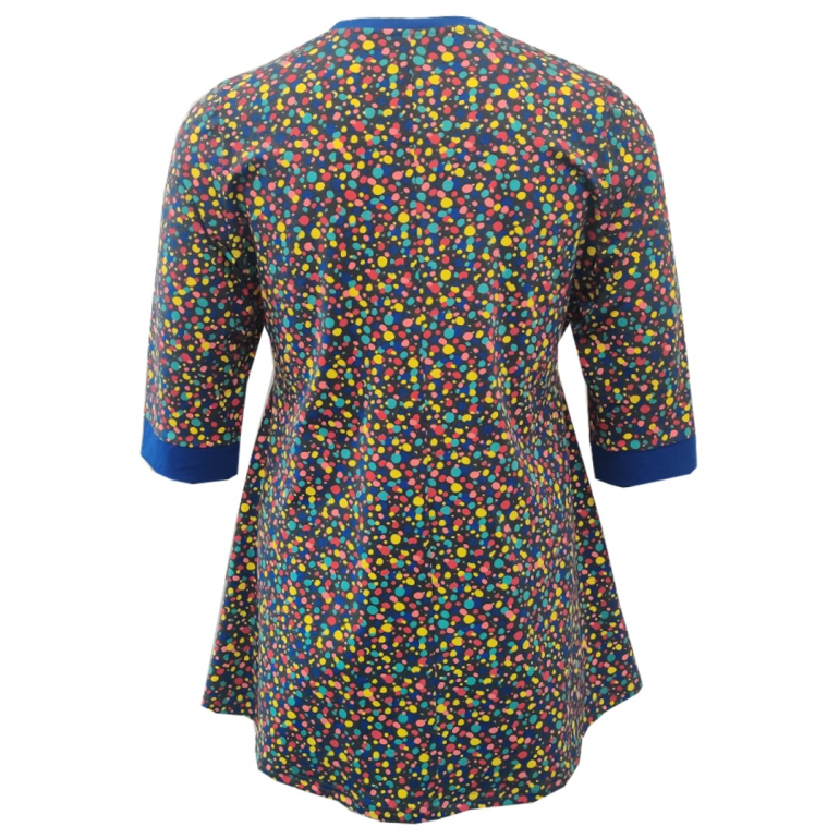 Sakura Grey Multi Dot. Grå plus size bluse med prikker fra Amamiko