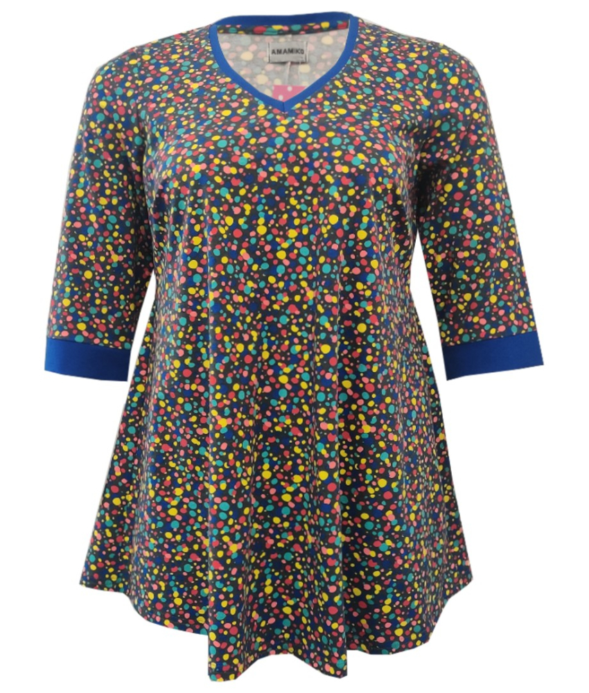 Sakura Grey Multi Dot. Grå plus size bluse med prikker fra Amamiko