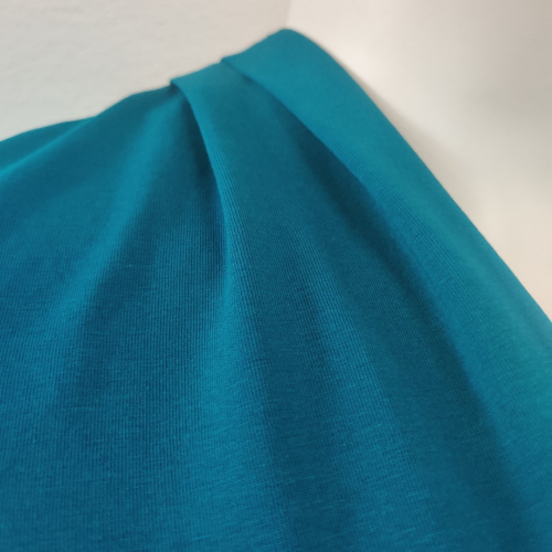 Sendai Petroleum. Plus size bluse med v-hals fra Amamiko