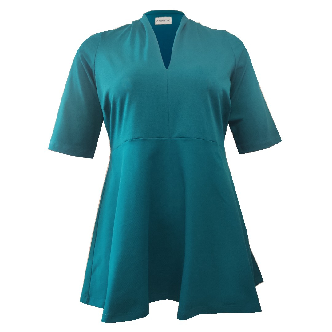 Sendai Petroleum. Plus size bluse med v-hals fra Amamiko