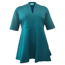 Sendai Petroleum. Plus size bluse med v-hals fra Amamiko