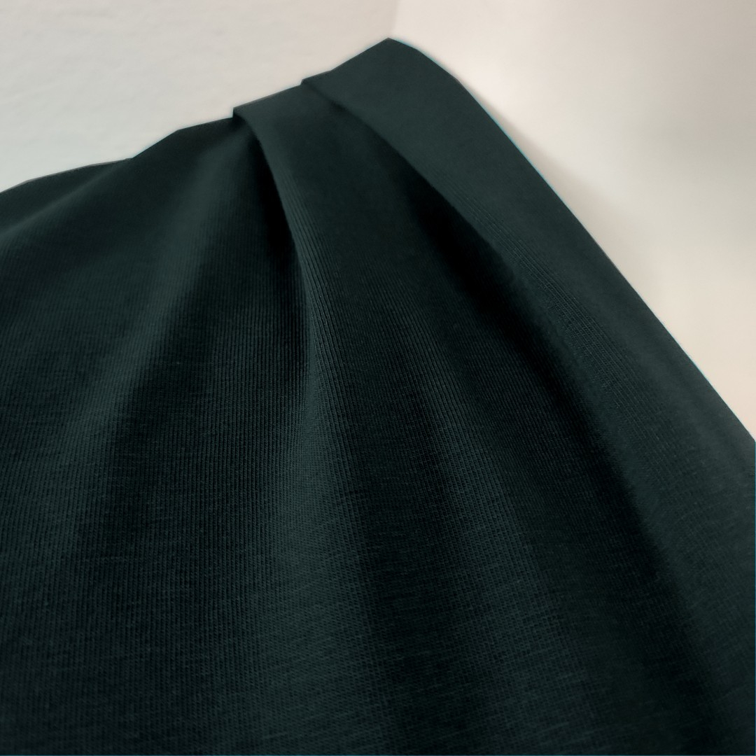 Sendai Forest Green. Plus size peplum bluse fra Amamiko