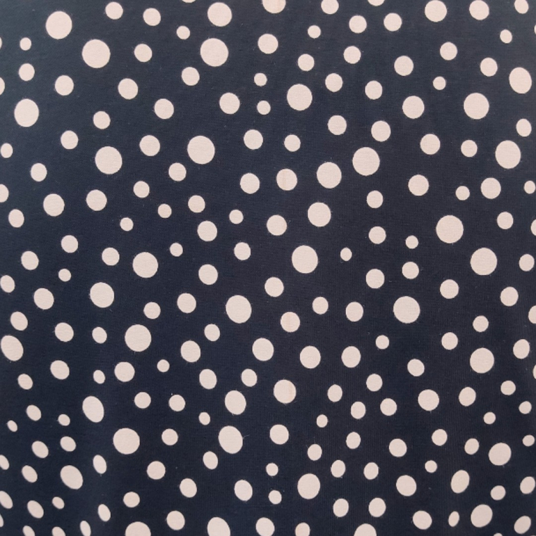 Sendai Black Dot. Plus size peplum bluse med prikker fra Amamiko