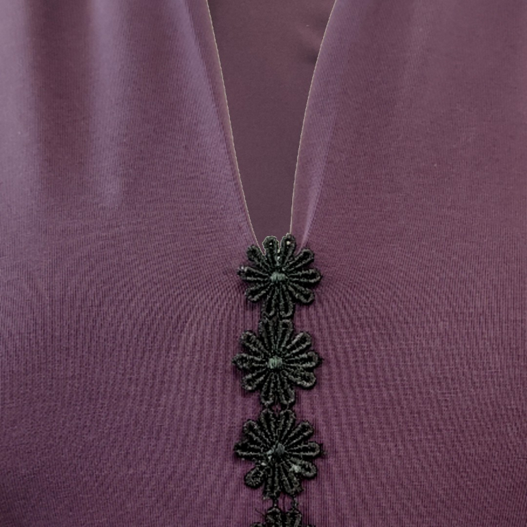 Plus size peplum bluse i mørke lilla oeko-tex jersey med blomster fra Amamiko