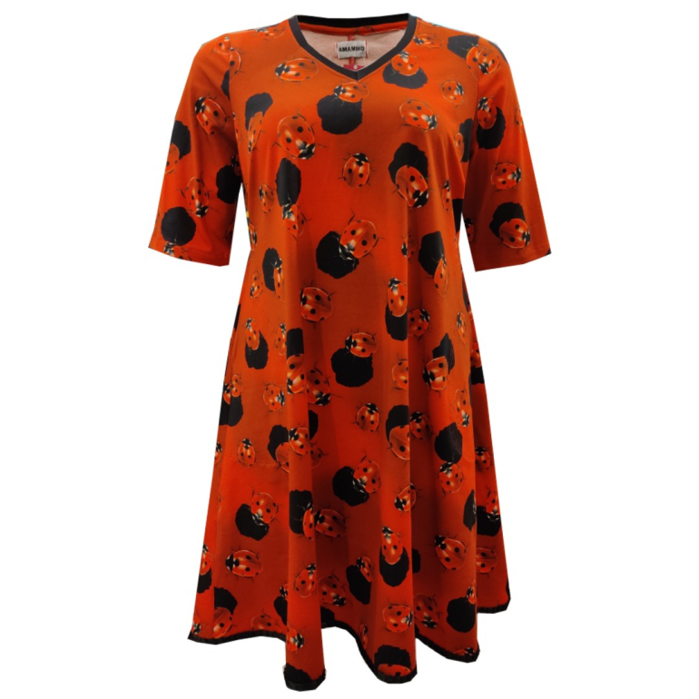 Tulla Ladybug. Rød plus size kjole med marinehøns fra Amamiko