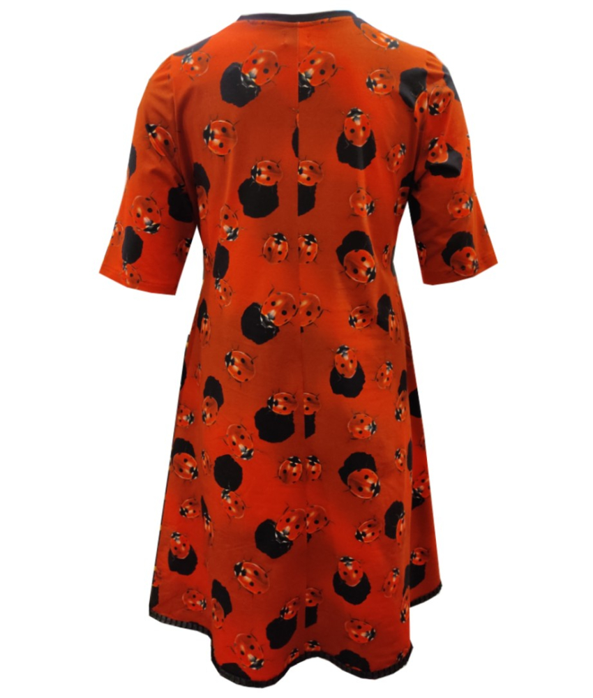 Tulla Ladybug. Rød plus size kjole med marinehøns fra Amamiko