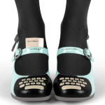 Typewriter. Lyseblå lak pumps fra Hot Chocolate Design