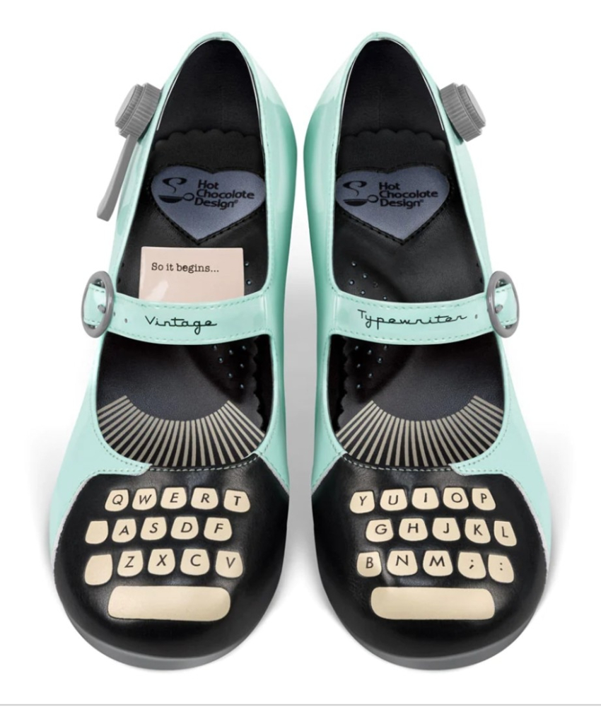 Typewriter. Lyseblå lak pumps fra Hot Chocolate Design