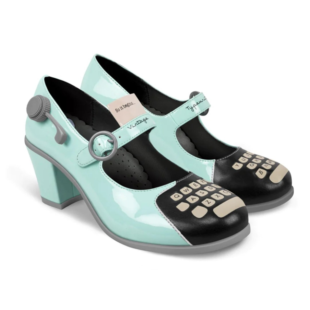 Typewriter. Lyseblå lak pumps fra Hot Chocolate Design