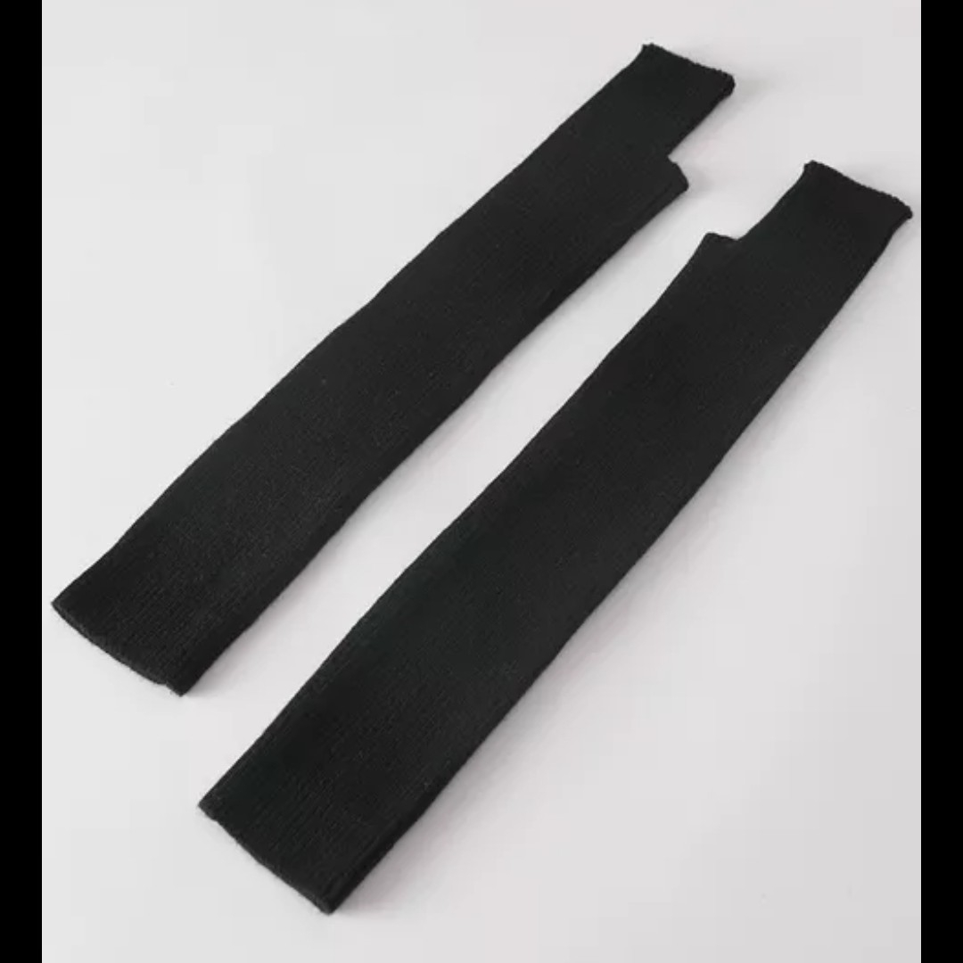 Sorte ribstrikkede håndledsvarmere med hul til tommelfingerern.