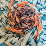 Stort kvadratisk tørklæde i satin - Grafisk Blå