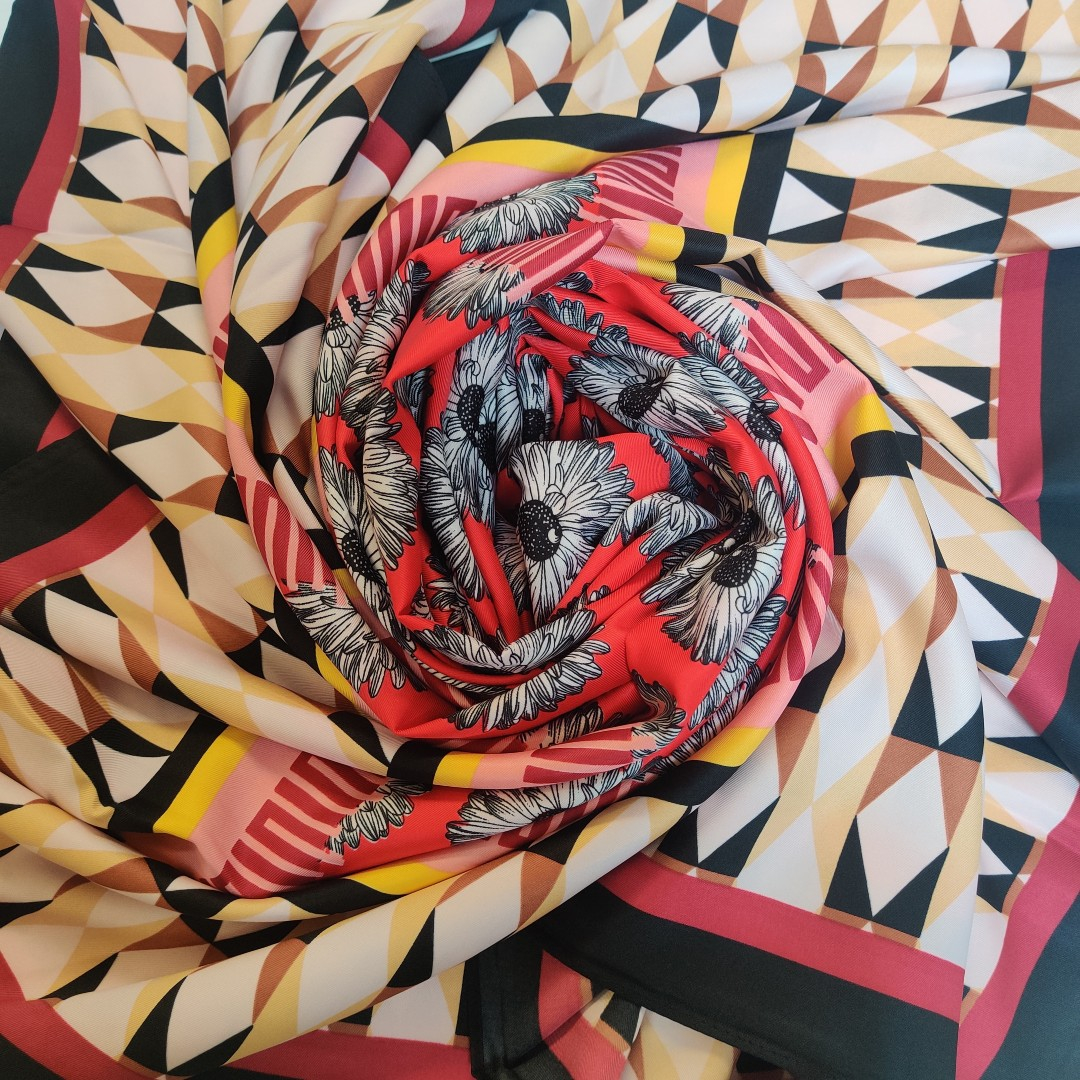 Stort kvadratisk tørklæde i satin - Grafisk Rød