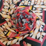 Stort kvadratisk tørklæde i satin - Grafisk Rød