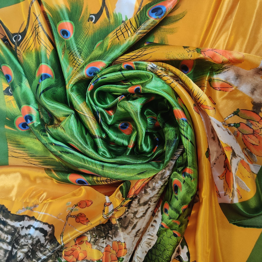 Kvadratisk tørklæde i blank satin. Gul Påfugl