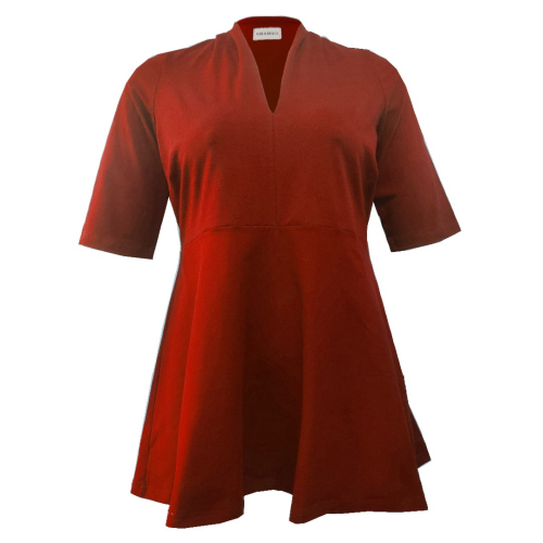 Sendai Red. Plus size peplum bluse fra Amamiko
