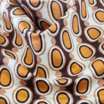 Trixia Retro Pearls Cognac. Plus size kjole med vandfald