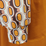 Natsu Retro Pearls Cognac. Plus size bluse med vandfald