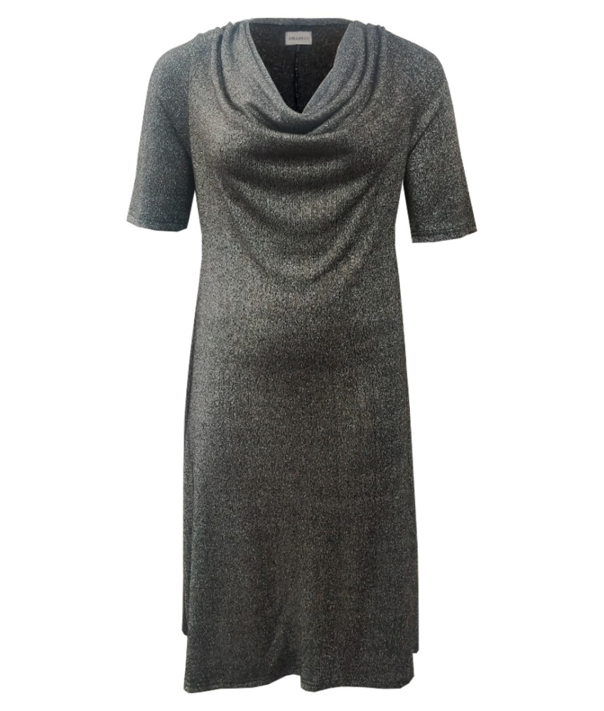 Trixia Black Glitter. Plus size kjole med vandfald