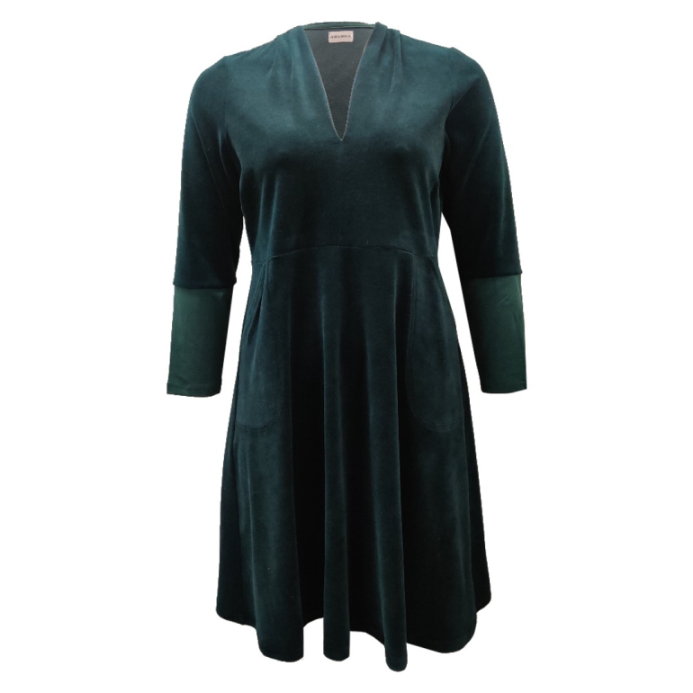 Takasaki Dark Green Velvet. Plus size Velour kjole fra Amamiko