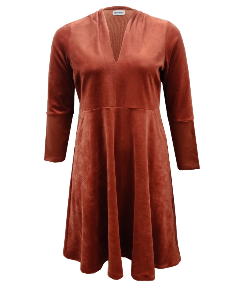 Takasaki Terra Velvet. Plus size Velour kjole fra Amamiko