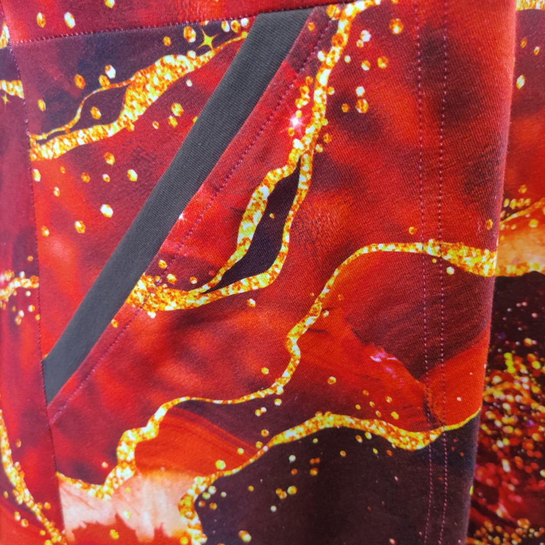 Rød plus size kjole med lava mønster. Ama Red Hot Lava