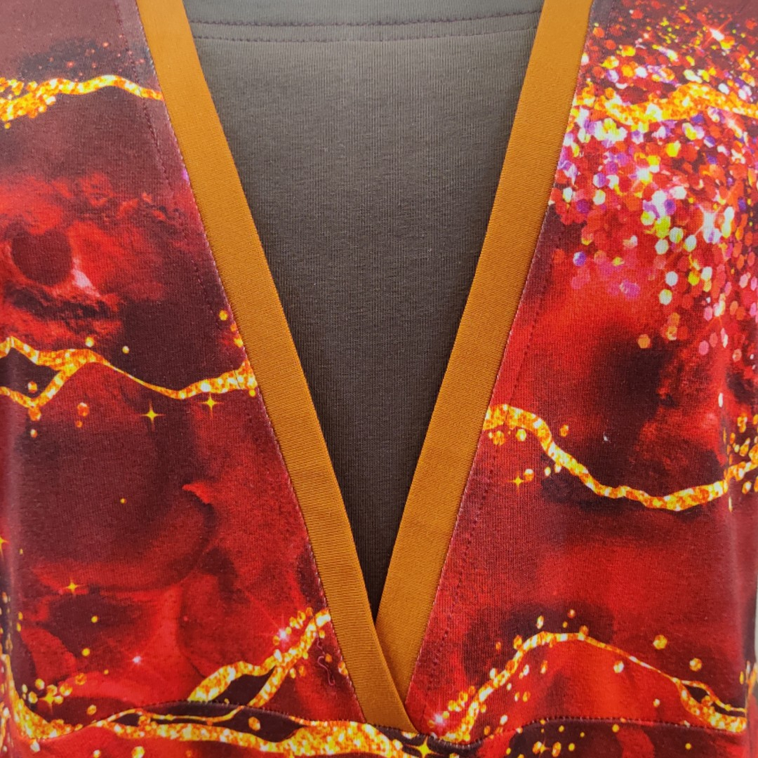 Rød plus size kjole med lava mønster. Ama Red Hot Lava