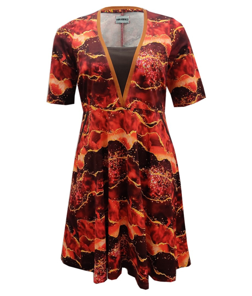 Rød plus size kjole med lava mønster. Ama Red Hot Lava