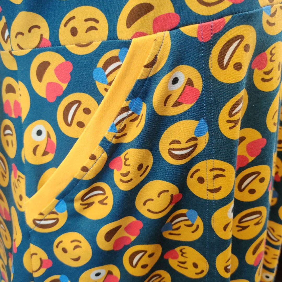 Blå plus size kjole med gule smil. Ama Smiley