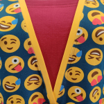 Blå plus size kjole med gule smil. Ama Smiley