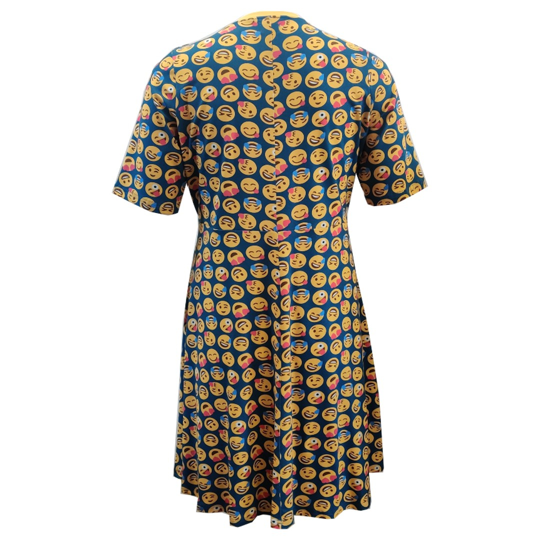 Blå plus size kjole med gule smil. Ama Smiley